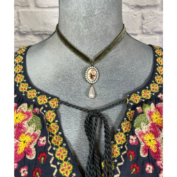 Handmade Victorian Style Rose and Pearl Drop Pendant Velvet Choker Necklace - Picture 2 of 7
